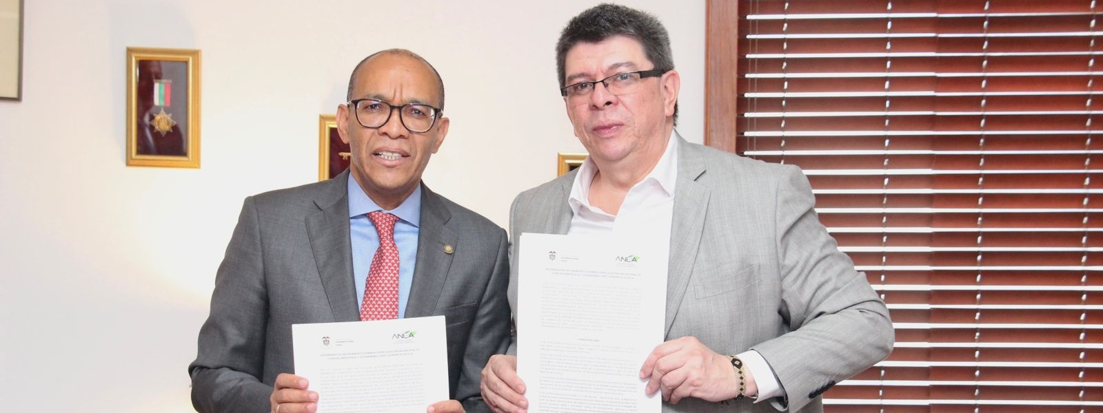 Director de la ANLA y Presidente de la Corte Suprema de Justicia en la firma del Memorando de Entendimiento