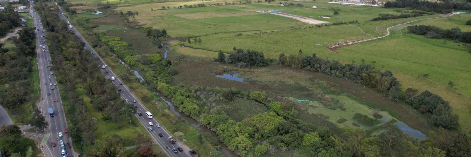 Imagen aérea de la autopista norte en Bogotá-Colombia